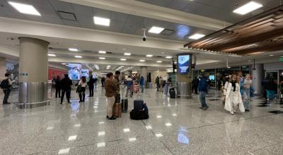 Pasajeros y familiares en el aeropuerto de Quito, 25 de junio de 2022.