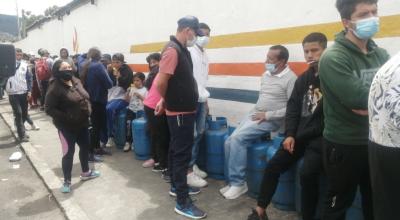 Personas buscan adquirir gas en un centro de distribución en el sector de Cusubamba, en el sur de Quito, en medio del desabastecimiento del producto que vive el país. Foto del 27 de junio de 2022.