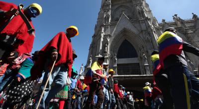 Los manifestantes se reúnen en las afueras de la Basílica, en Quito, donde se estableció la mesa de diálogo con el gobierno, el 18 de junio de 2022.