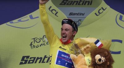 El belga Yves Lampaert levanta su brazo y festeja su triunfo en la primera etapa del Tour, el 1 de julio de 2022.
