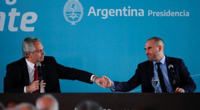 El exministro de Economía de Argentina, Martín Guzmán (derecha), junto al presidente Alberto Fernández, el 6 de junio de 2022. 