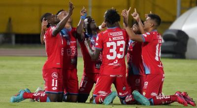 Jugadores de El Nacional celebran en el partido ante Barcelona, en el estadio Atahualpa, el 2 de julio de 2022.