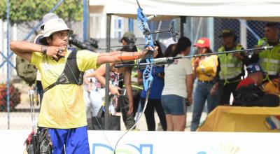 Lester Ortegón dispara una flecha en la prueba de arco recurvo en los Juegos Bolivarianos de Valledupar, el 4 de julio de 2022. 