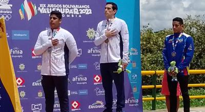 Esteban Enderica (centro) y David Farinango (izq.) en el podio de la maratón acuática en los Juegos Bolivarianos de Valledupar, el 5 de julio de 2022. 