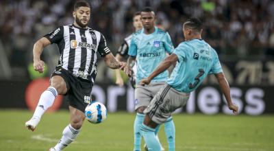 Hulk, de Atlético Mineiro, intenta controlar una pelota en el partido ante Emelec en Brasil, el martes 5 de julio de 2022.