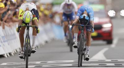 Taco Van Der Hoorn (izq.) y Simon Clarke en el sprint final de la Etapa 5 del Tour de Francia, el 6 de julio de 2022. 
