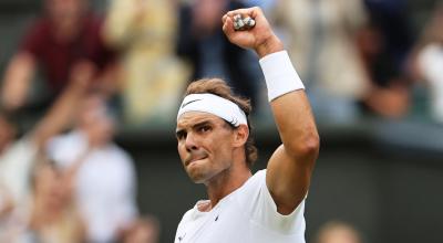 Rafael Nadal levanta su brazo después de clasificar a semifinales de Wimbledon, el 6 de julio de 2022.