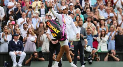 Rafael Nadal saluda a sus seguidores al salir de la cancha después de ganarle a Taylor Fritz en Wimbledon, el 6 de julio de 2022.