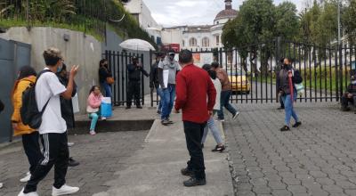 Pacientes y sus familiares en las afueras del Hospital Eugenio Espejo de Quito, el 7 de julio de 2022.