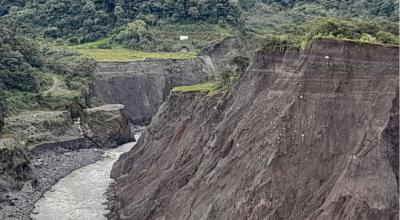 Socavón en el sector de Piedra Fina, en El Chaco, un cantón de la provincia amazónica de Napo. El deslizamiento se origina por la erosión del Río Coca, 10 de julio de 2022.