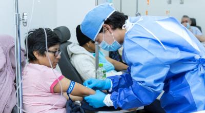 Pacientes reciben atención en el hospital de Solca de Quito, el 14 de julio de 2022.