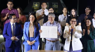 El presidente Guillermo Lasso tras la firma del decreto que elimina la toma del examen para acceder a las universidades de Ecuador. El evento se realizó en la Espol de Guayaquil, la noche del 14 de julio de 2022.