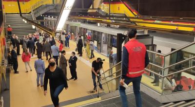 Personas en la estación San Francisco del Metro de Quito, el 15 de julio de 2022.