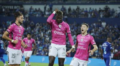 Los futbolistas de IDV celebran uno de los tantos en el estadio George Capwell, ante Emelec, el 17 de julio de 2022.