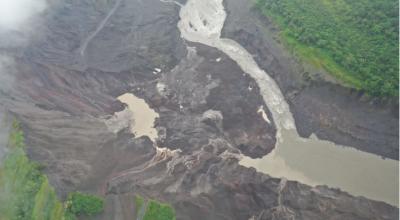 Erosión del río Coca amenaza las obras de captación de la hidroeléctrica Coca Codo Sinclair. Un socavón en el sector de San Luis, en julio de 2022.