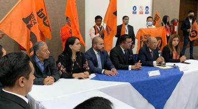 El 17 de mayo de 2022, la Izquierda Democrática inscribió a Enrique Chávez (der.) como presidente encargado del partido.