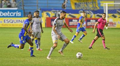 Francisco Fydriszewski, de Aucas, maneja la pelota en un partido ante Delfín, en Manta, el 18 de julio de 2022.