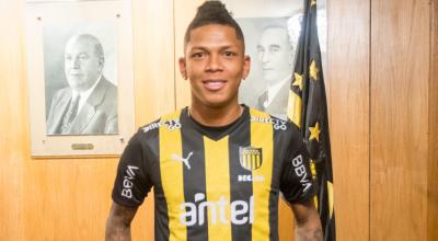 El jugador ecuatoriano, Billy Arce, luce la camiseta de Peñarol tras firmar su contrato, el 20 de julio de 2022.