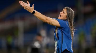 Emily Lima dirigiendo a la selección femenina de Ecuador ante Chile, por el Grupo A de la Copa América 2022.