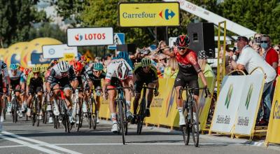 Richard Carapaz festeja su victoria en la Etapa 3 del Tour de Polonia 2020, lo que representó su primer triunfo con el uniforme del Ineos. 