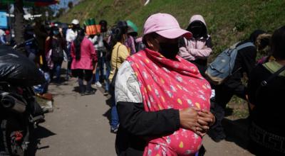 Personas hacen fila en los exteriores de Emaseo para buscar un trabajo, el 15 de julio de 2022.