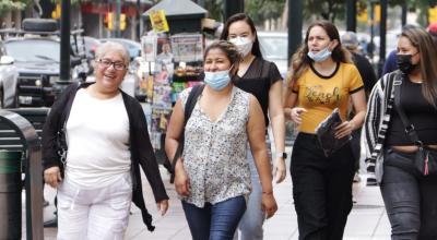 Un grupo de mujeres camina en el centro de Guayaquil. 19 de julio de 2022.