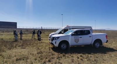 Personal de migración de México encuentra a un grupo de migrantes, entre ellos ecuatorianos, en una carretera de ese país en mayo de 2022.