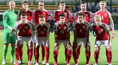 Los jugadores de la selección de Dinamarca previo a un encuentro por las Eliminatorias a Catar 2022.