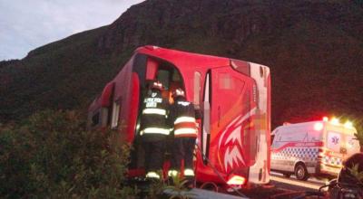 Imagen del siniestro de tránsito de un bus de la cooperativa Putumayo, en la vía Pifo-Papallacta, el 25 de julio de 2022.