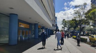 Imagen referencial de clientes en los exteriores de una agencia de Banco Pichincha en Quito el 26 de julio de 2022.