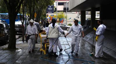 Trabajadores de una empresa de limpieza en Quito, el 1 de julio de 2022.