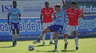 Jugadores de Macará y Universidad Católica, en el estadio Bellavista de Ambato, el 31 de julio de 2022.