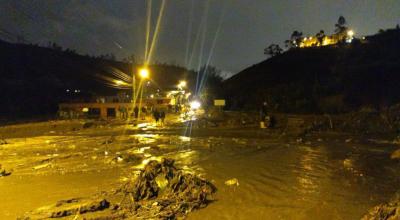 Las intensas lluvias registradas la tarde del 31 de julio en Quito provocaron el desbordamiento de una quebrada en Pomasqui.