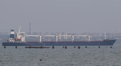 El buque Razoni, con bandera de Sierra Leona, abandona el puerto marítimo de Odesa tras reanudar la exportación de cereal, en medio del ataque de Rusia a Ucrania, el 1 de agosto de 2022. 