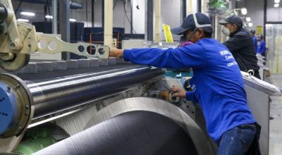 Un trabajador de una empresa del sector textil, en abril de 2022.