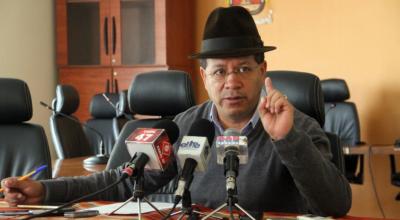 Jorge Guamán, prefecto de Cotopaxi, en rueda de prensa en Latacunga.