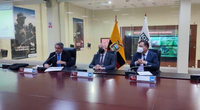 De izquierda a derecha: El ministro de Salud, José Ruales; el vicepresidente, Alfredo Borrero; y el presidente del COE, Juan Zapata, durante una rueda de prensa en las instalaciones del ECU 911 de Quito, el 2 de agosto de 2022.