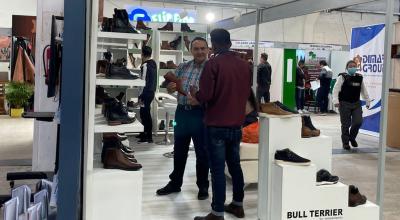 Productores de calzado en la Feria Internacional de Calzado y Componentes, el 14 de julio de 2022 en Ambato.