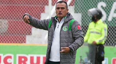 El entrenador Geovanny Cumbicus da indicaciones durante el partido entre Mushuc Runa y Deportivo Cuenca, en Ambato, el 28 de mayo de 2022.