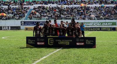 Los jugadores de Mushuc Runa se posan para la foto antes de enfrentar a Vargas Torres, en Esmeraldas, el 3 de agosto de 2022.