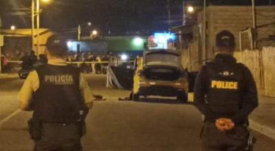 Escena del triple crimen, cometido dentro de un taxi, en la parroquia José Luis Tamayo, en Salinas, provincias de Santa Elena, la noche del 27 de julio de 2022.