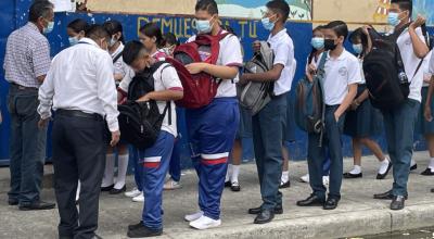 Profesores de un centro educativo fiscal al norte de Guayaquil revisan las mochilas de los estudiantes a la entrada al colegio. Guayaquil, 6 de julio de 2022.