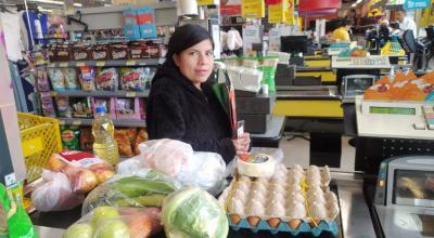 Una mujer compra en un supermercado en Ipiales, en julio de 2022.