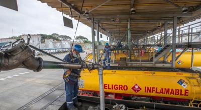 Carga de gasolina en la Terminal Pascuales de Petroecuador, ubicada en Guayas, en agosto de 2022.