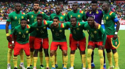 Los seleccionados de Camerún posan previo a un partido de las Eliminatorias al Mundial de Catar 2022.