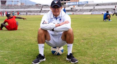 Joe Armas sentado sobre una pelota después de una entrevista con PRIMICIAS, en el estadio de Ibarra, en agosto de 2022.