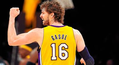 El español Pau Gasol festeja una canasta convertida con la camiseta de Los Angeles Lakers.