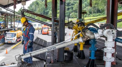 Despacho de gasolina Súper en la Terminal de Santo Domingo de Petroecuador, en agosto de 2022.