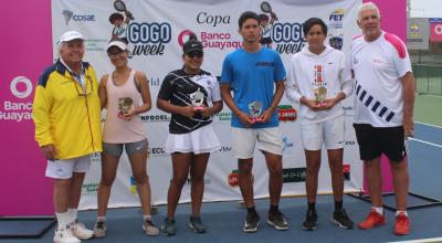 Los campeones del Gogo Week junto a Andrés Gómez, en Salinas, el 13 de agosto de 2022.