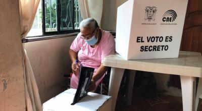 Una ciudadana deposita su voto durante las elecciones seccionales de 2019.